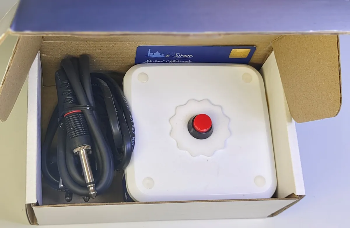 Inside the box: the e-Siren unit, audio cable and warranty card